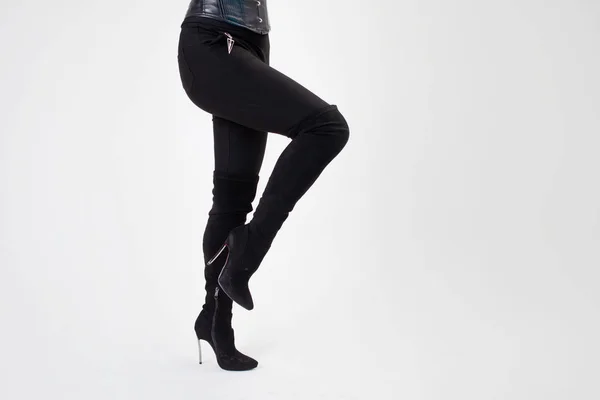 Slim legs in knee-high black boots. Sexy style, body parts on — Stockfoto