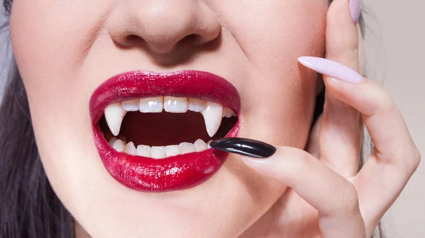 Sexy wampira. Usta kobiety z czerwona szminka. — Zdjęcie stockowe