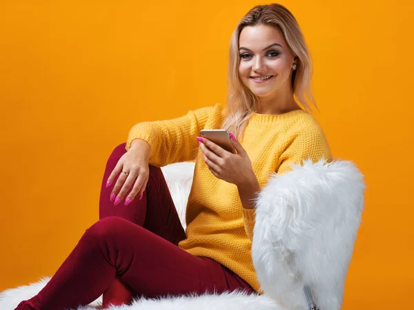 Fröhliche und fröhliche Blondine nutzt Smartphone und mobile Apps mit Abo-Diensten — Stockfoto