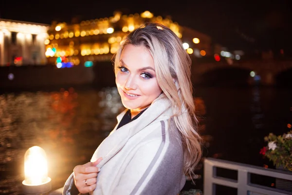 Jeune femme élégante et élégante en manteau beige sur le front de mer de la ville . — Photo