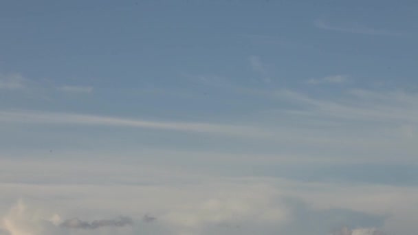 Le ciel devient plus léger. Nuages volent rapidement 
