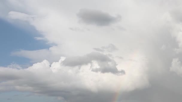 Geweldige regenboog in avondlucht, wolken vliegen — Stockvideo