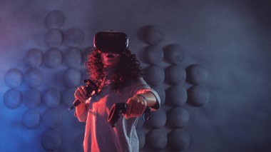 sanal gerçeklikte oyun, bir kız bir oyun oynar veya bir simülasyon ortamı araştırıyor.