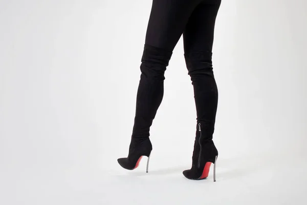 Schlanke Beine in schwarzen Stiefeln und Hosen. Zu Fuß in Stöckelschuhen. Stilettoschuhe — Stockfoto