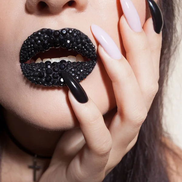 Fekete ajkak, tele strassz kövekkel. Gyönyörű nő fekete rúzzsal — Stock Fotó