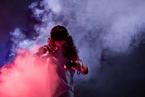 Virtuell verklighet spel. En flicka i en VR-hjälm spelar ett spel eller utforskar miljön. — Stockfoto