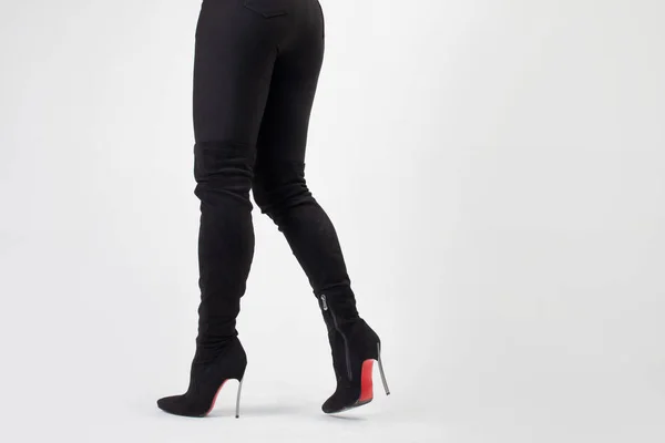 Slim legs in knee-high black boots. Sexy style, body parts on — Stock Photo, Image