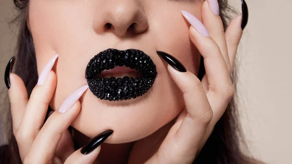 Fekete ajkak, tele strassz kövekkel. Gyönyörű nő fekete rúzzsal — Stock Fotó