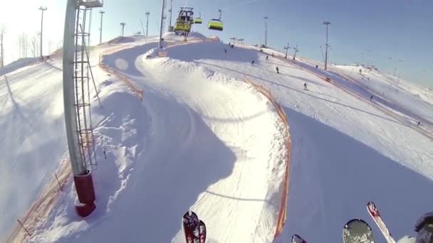 Narciarze i snowboardziści schodzą ze stoku. Ośrodek narciarski, aktywny wypoczynek zimą. — Wideo stockowe