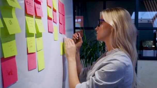 Projektmenedzsment agilis módszertan, koncepció. Egy fiatal szőke nő szemüvegben. — Stock videók