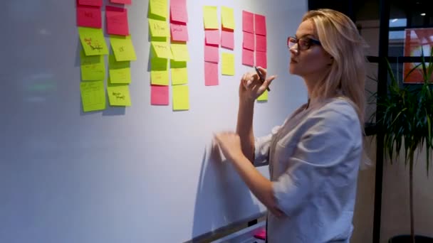 Gestion de projet agile méthodologie, concept. Une jeune femme blonde en lunettes — Video