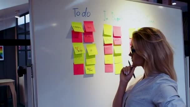 Projectmanagement en planning, concept. Een jonge vrouw. — Stockvideo