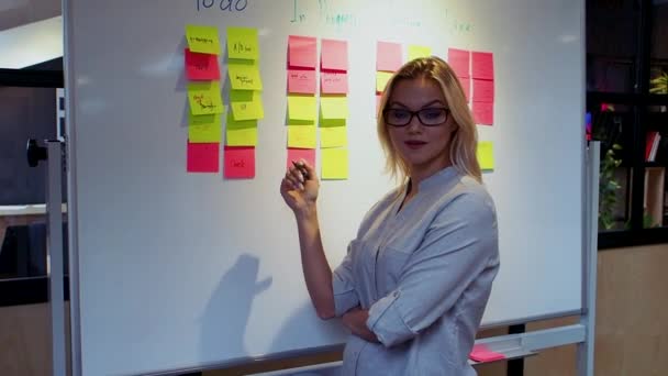 Gestão de projetos e planejamento de cronograma, conceito. Uma jovem mulher — Vídeo de Stock