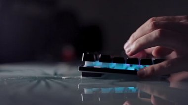 Arka plandaki klavye, geliştirme ve hackleme programcısı. Erkek eli.