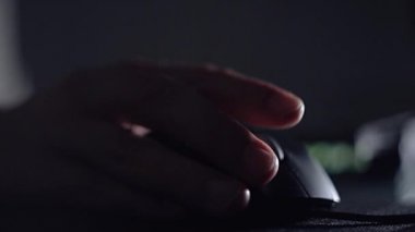 Kullanıcı bir bilgisayar faresi kullanarak çalışıyor, modern bilgisayar teknolojisi..