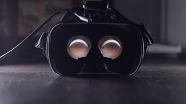 Sanal gerçekliğe dalmak, kavram. İçinde parlak lensler olan Vr miğferi,