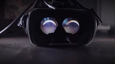 Sanal gerçekliğe dalmak, kavram. İçinde parlak lensler olan Vr miğferi,