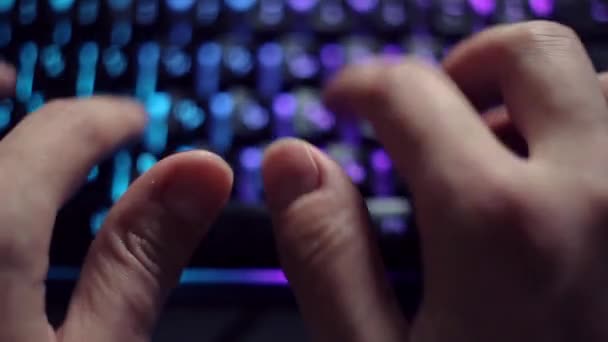 Programista wpisujący kod na podświetlanej klawiaturze, deweloperskiej i hakerskiej. Ręce męskie — Wideo stockowe