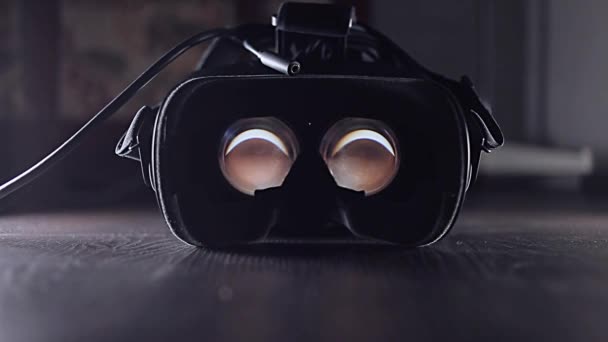 Eintauchen in virtuelle Realität, Konzept. vr Helm mit Leuchtgläsern innen, — Stockvideo