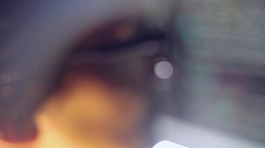 Monitörde çalışan programcı ve analist, kod yazıyor. Gözlüklerdeki monitör yansıması