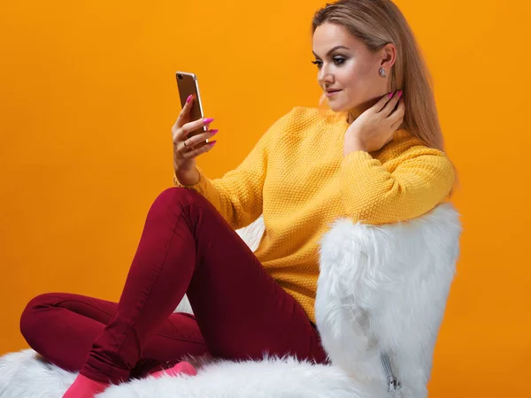Szczęśliwa i wesoła blondynka używa smartfona do komunikacji i zakupów online. — Zdjęcie stockowe