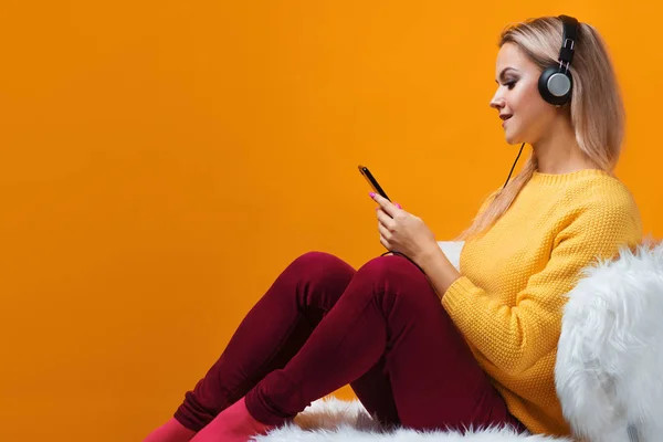 快乐快乐的金发美女使用智能手机和带有音乐订阅的移动应用程序 — 图库照片