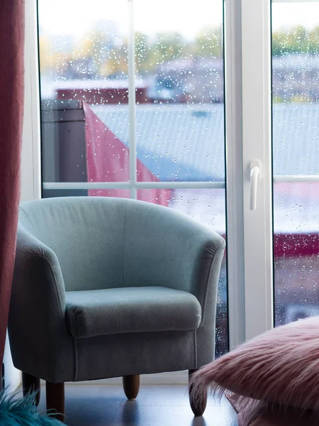 Красиве пастельне синє крісло на вікні від підлоги до стелі . — стокове фото