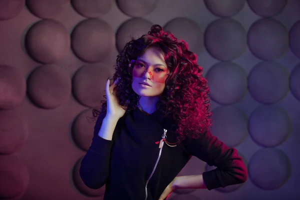 Feliz hermosa moda joven mujer usar gafas elegantes gafas riendo bailando sobre fondo futurista urbano . — Foto de Stock