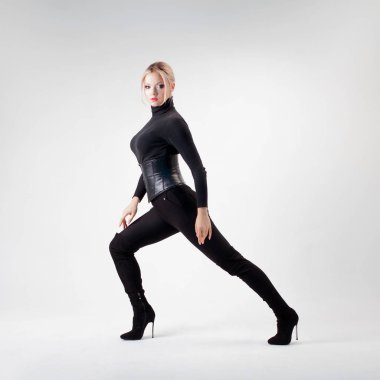 Dar elbiseli genç kadın, beyaz arka planda siyah siluet..