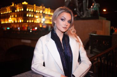 Şehrin rıhtımında bej ceketli şık ve zarif genç bir bayan..