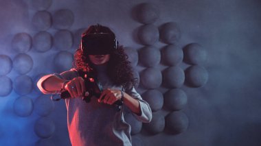 sanal gerçeklikte oyun, bir kız bir oyun oynar veya bir simülasyon ortamı araştırıyor.