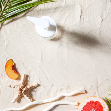 Güvenli güneş. Cilt bakımı. Plajda şeffaf bir şişe duruyor, canlı meyveler, mercanlar ve palmiyelerle çevrili..