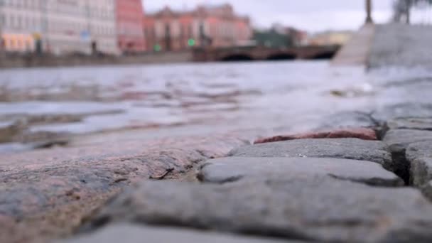 Річка Фонтанка в Санкт-Петербурзі, Росія. Хвиля тече через гранітний насип., — стокове відео