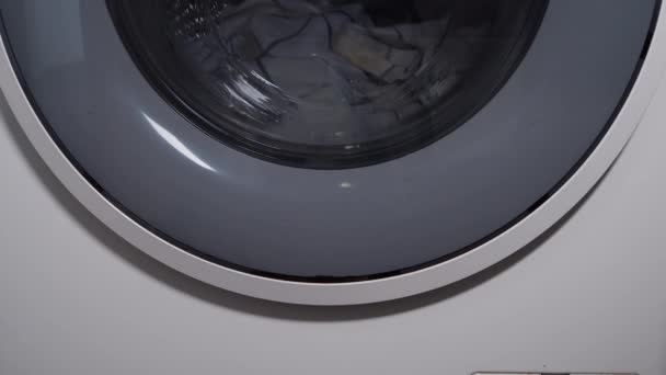 Wassen, Wasgoed spinnen in de trommel van de wasmachine, spoelen en wringen. — Stockvideo