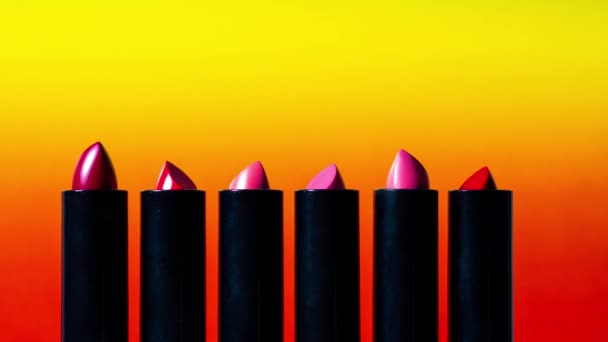 Stop motion video met een set lippenstiften in tubes, verschillende kleuren lippenstift in de stick bewegen op en neer — Stockvideo