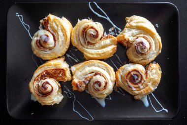 Tarçınlı çörek, lezzetli ev yapımı kekler.