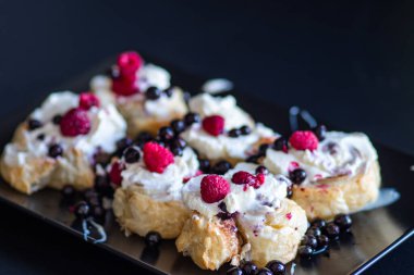 Meyveli ve kremalı tarçınlı rulo