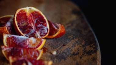Tahtada kırmızı portakal dilimleri