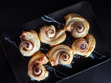 Tarçınlı çörek, lezzetli ev yapımı kekler.