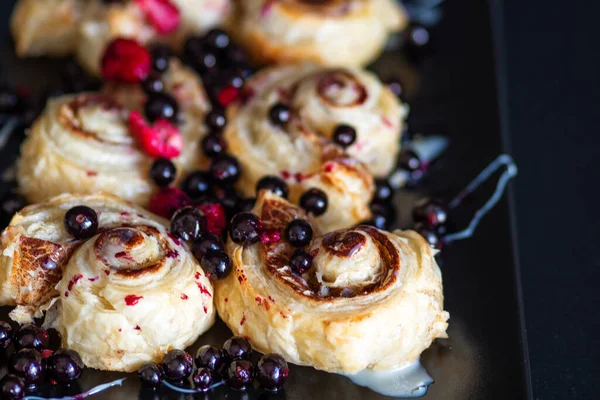 Zimtröllchen mit Himbeeren und schwarzer Johannisbeere, — Stockfoto