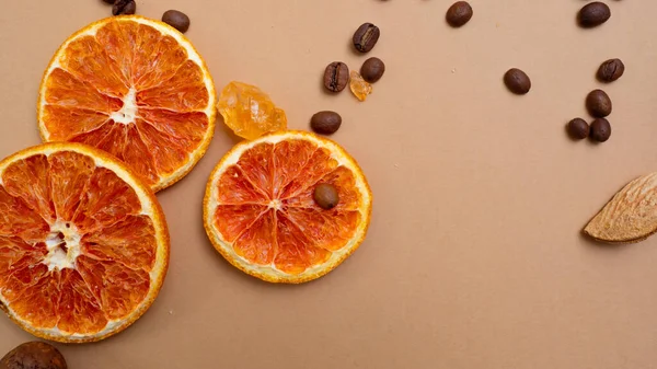 柑橘類とコーヒー豆とスパイスとスパイシーな背景、暖かいオーカーの背景 — ストック写真