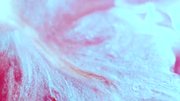 선명 한 액체 진홍색 잉크 배경. 물감이 힘차게 흐르는 수면, — 비디오