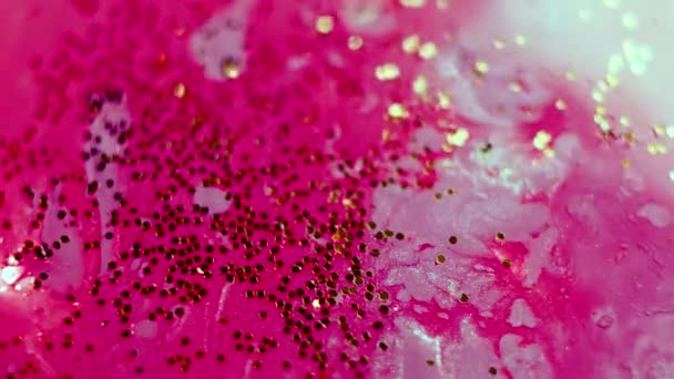 Abstrakter flüssiger rosa Hintergrund mit goldenen Glitzerelementen. — Stockvideo