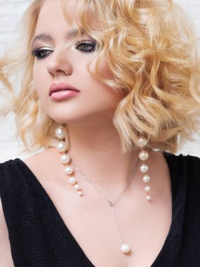 Beyaz bir arka planda güzel bir sarışın portresi var. Güzel genç kız.