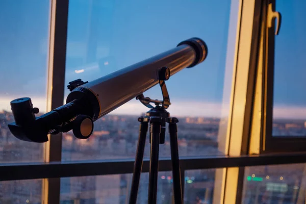 阳台上的望远镜，三脚架上的望远镜，浅层的 — 图库照片