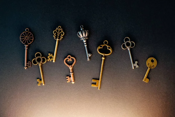 Muitas chaves velhas diferentes de fechaduras diferentes, espalhadas caoticamente, — Fotografia de Stock