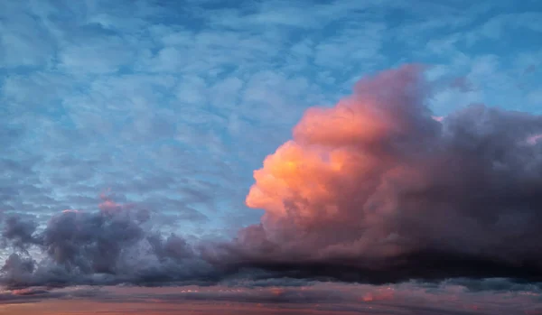 Abstract natural background, sky and puffy clouds, — Stock Photo, Image