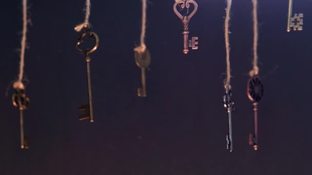 En hel del olika gamla nycklar från olika lås, hängande från toppen på strängar. — Stockvideo