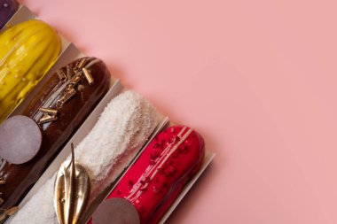 Pembe arka planda farklı dolgulara sahip ekler-.