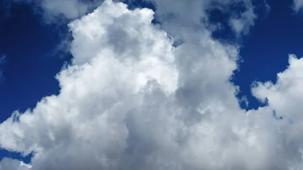 Fondo natural abstracto, cielo y nubes hinchadas , — Foto de Stock